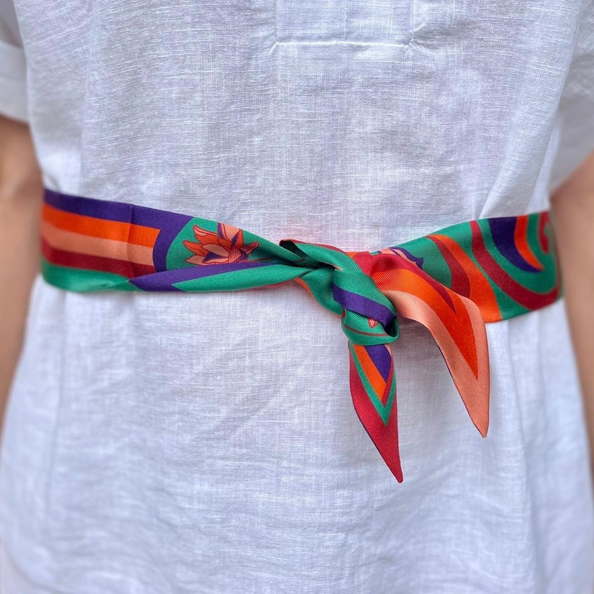 Twilly en soie dessiné par LouiseM au motif Lotus et cheval