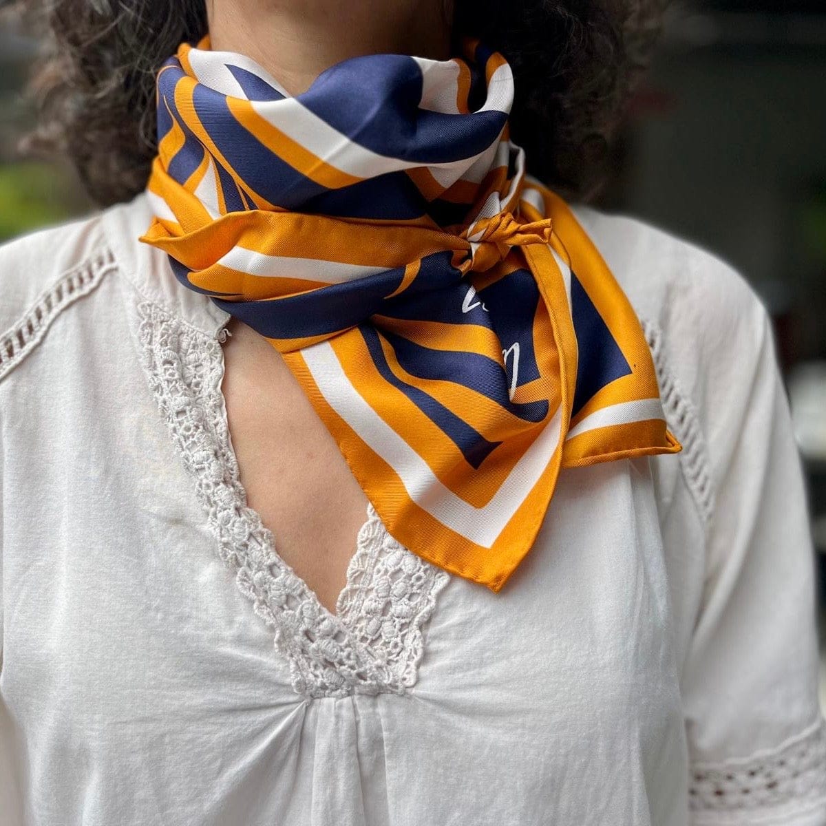 Louisemshop Foulard en soie – Bleu marine, blanc et or